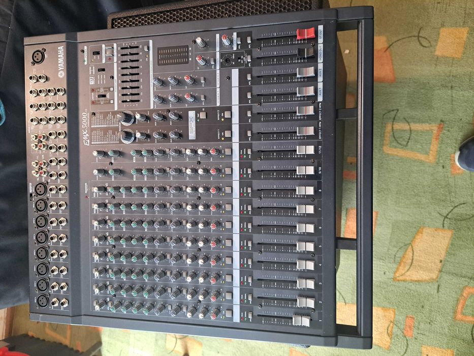 Mixer YAMAHA 2x500