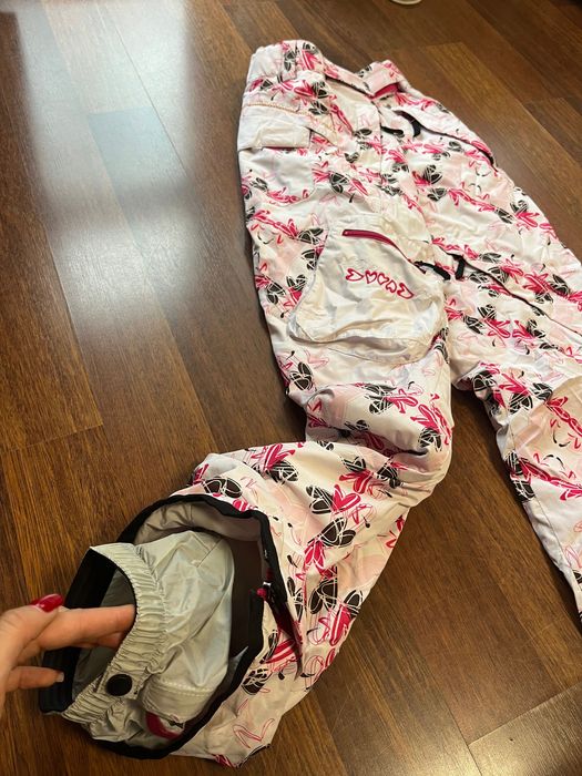 Дамски панталон за ски или сноуборд.