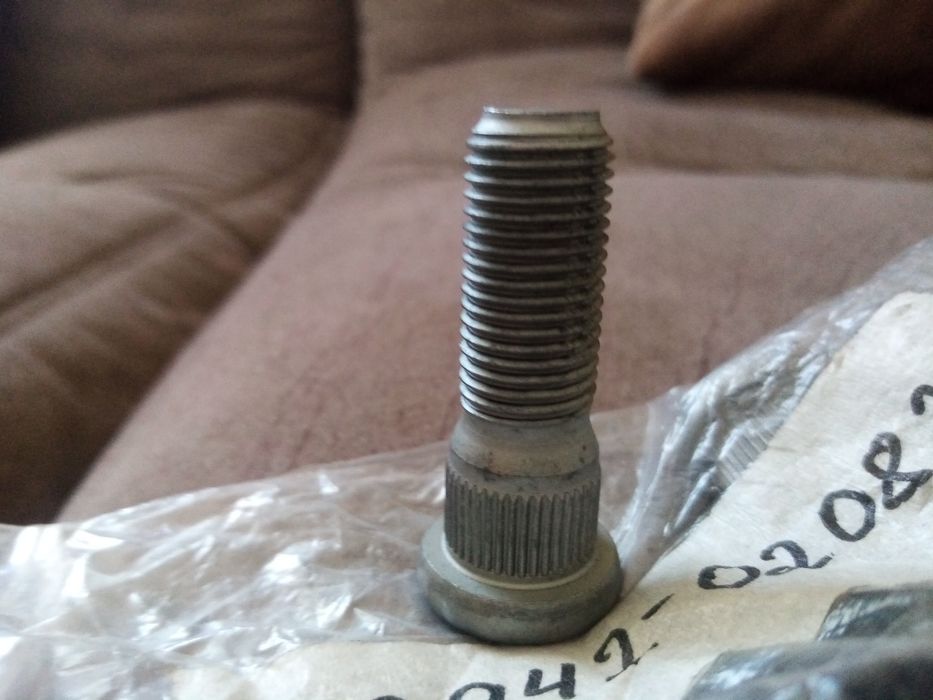 Продам шпильки для Ленд Крузер 200