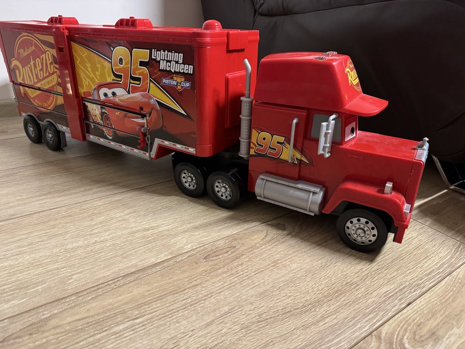 Camion Mack Mega şi pistă de curse 2-în-1