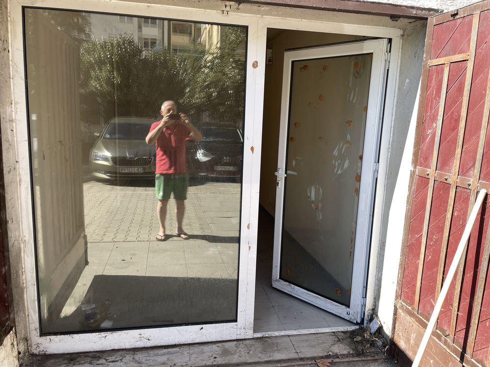 Алуминиева врата с портал ,врата 90см.