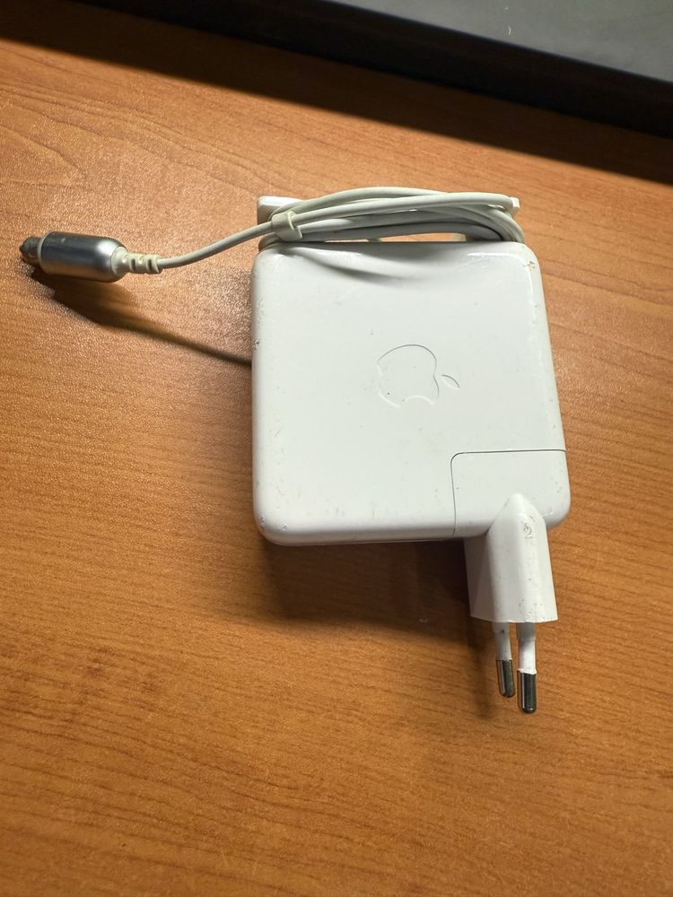 оригинално зарядно устройство за Apple