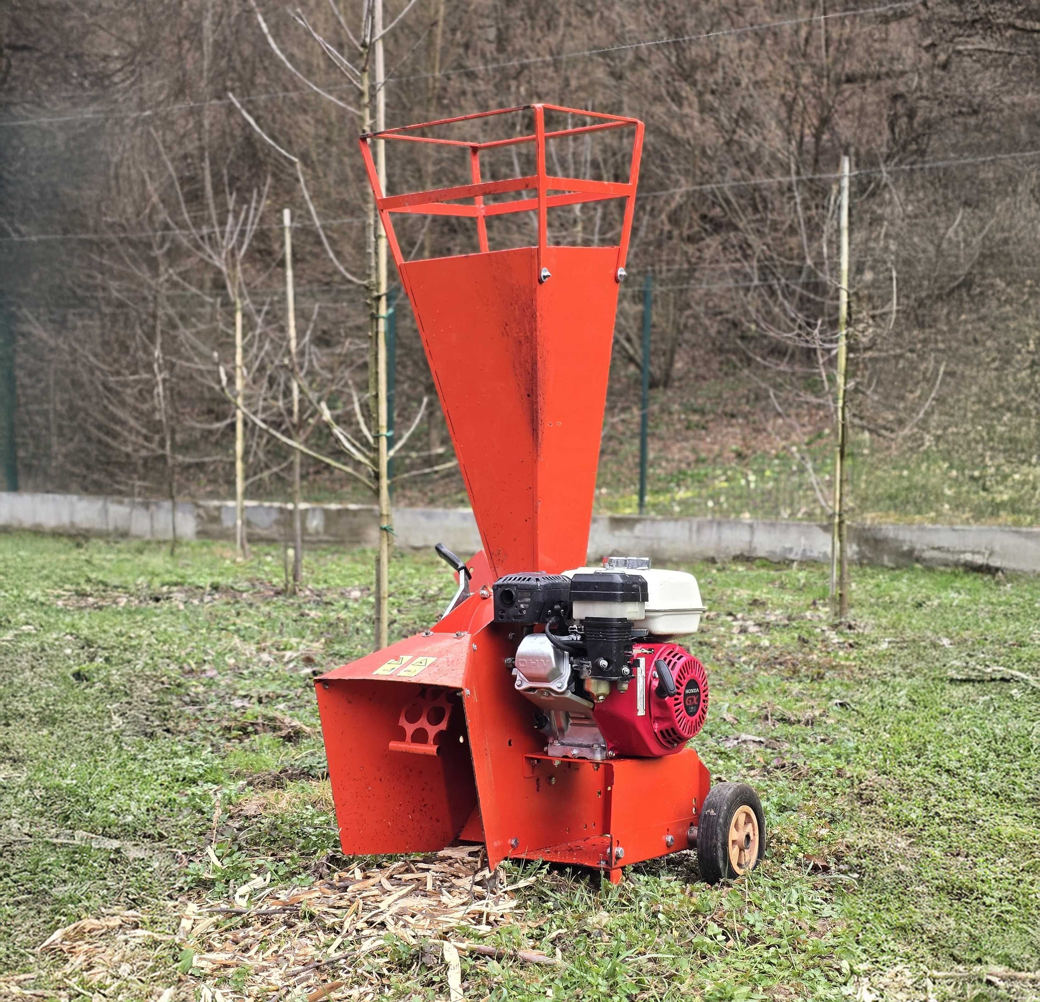 Tocator de crengi si resturi vegetale Caravaggi BIO 60 cu motor Honda