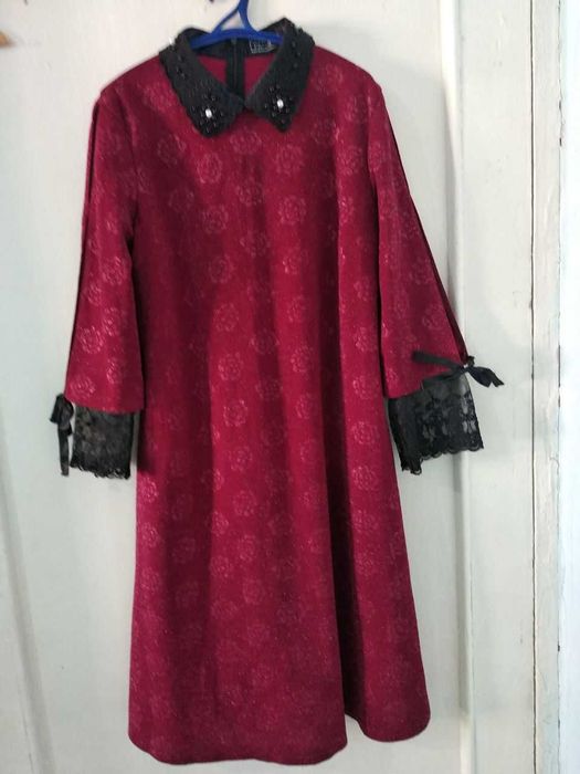 Женские платья осенний - зимний. Тёмный бордовый цвет. Почти новая