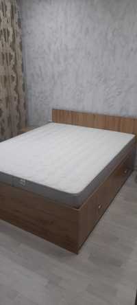 Продам кровать двуспальную 200 -160 с матрасом и тумбочками