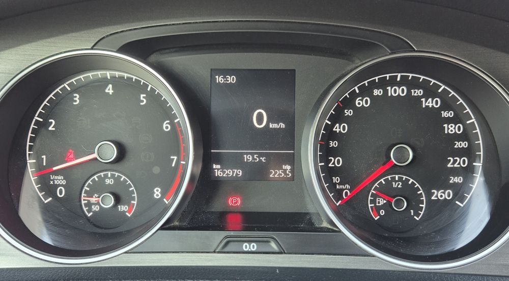 Vând Volkswagen Golf 7 / roți iarnă CADOU