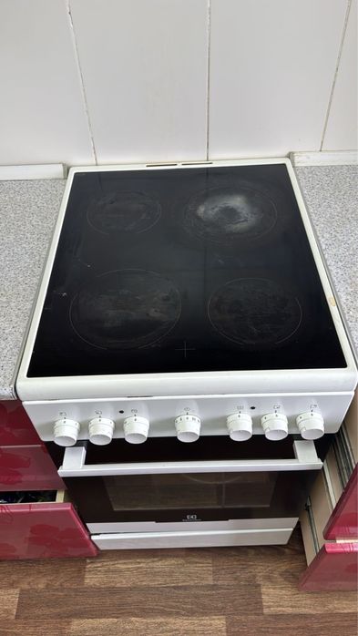 Продам электрическую плиту