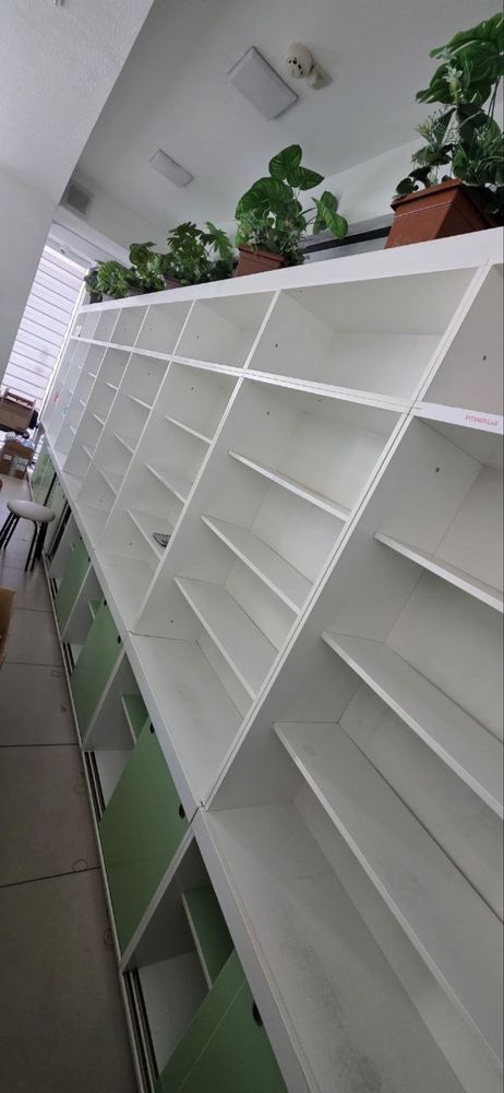 Apteka mebeli sotiladi yahshi xolatda.