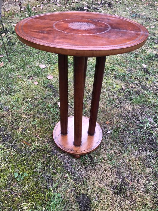 Masă veche de colecție