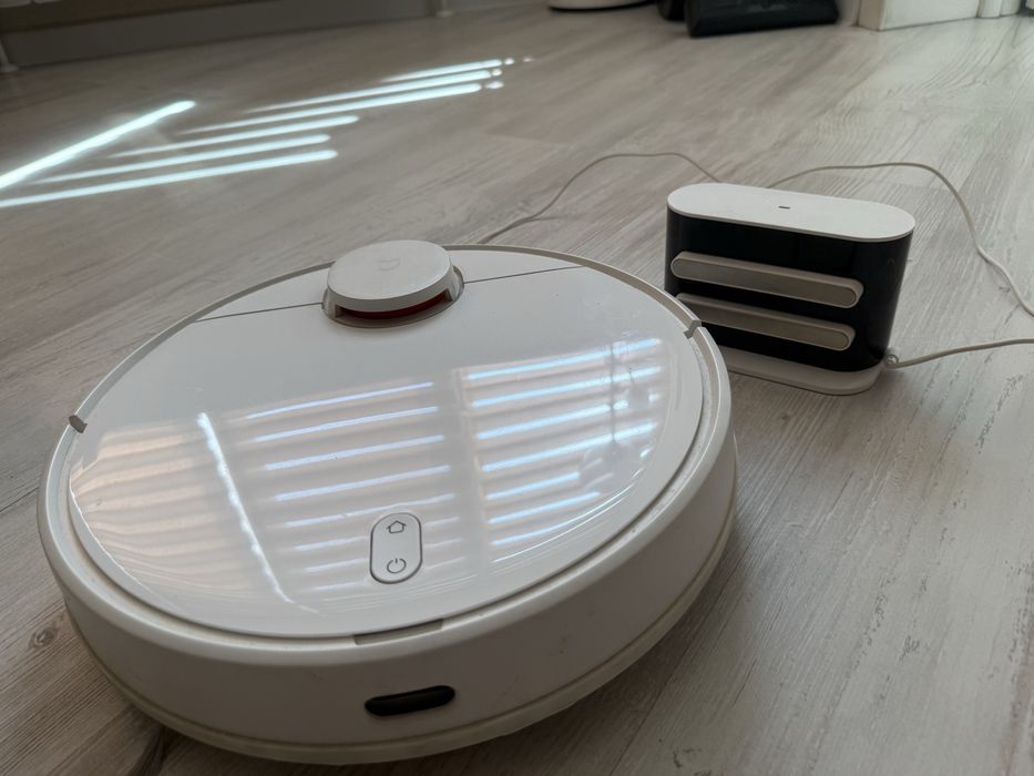 Робот-пылесос Xiaomi Mi Robot Vacuum с базой — отличное состояние