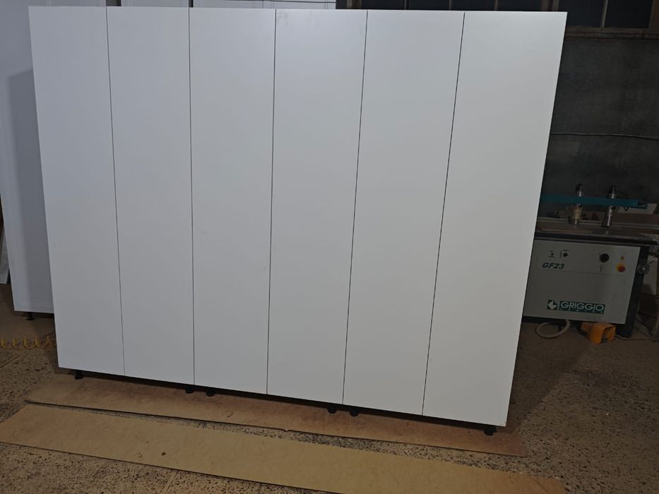 Шкаф новый. Высота 2.1м, ширина 2.5м, глубина 60см. Фурнитура боярд,