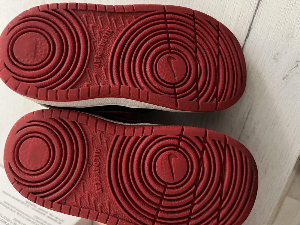 Nike Кожени спортни обувки Court Borough Low 2 с перфорации