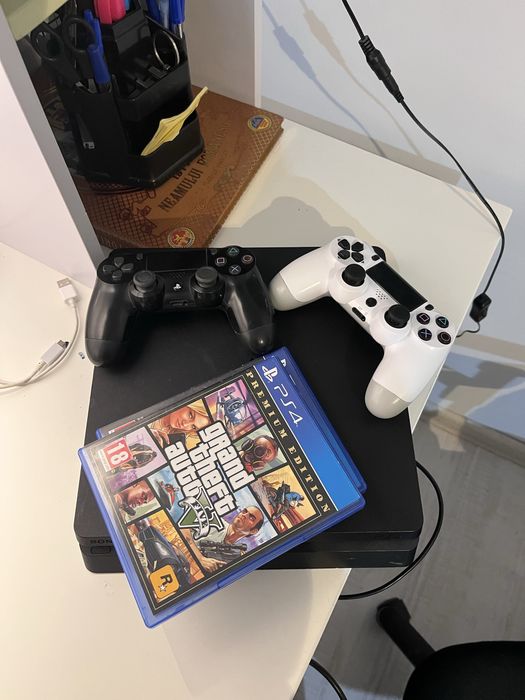 Vand PS4+maneta+2 jocuri