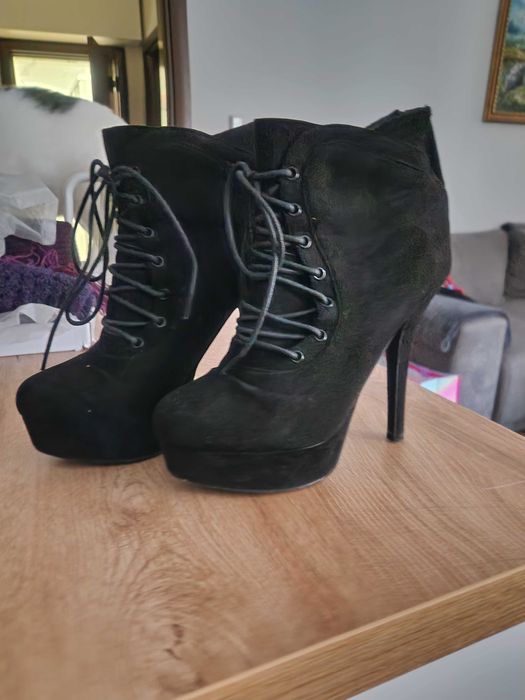 Дамски велурени боти