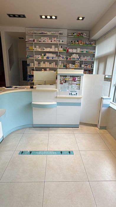 Vând mobilier farmacie complet – stare excelentă