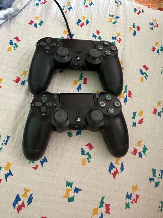 Vand ps4 pro utilizat 1Tb + 2 controlere