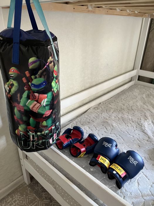 Боксерская перчатка и мешок подвесной