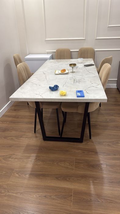 Мебель продам стол и восемь стульев, в хорошем состоянии.