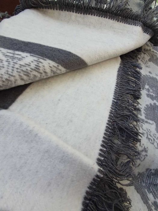 Ново одеало в сиво