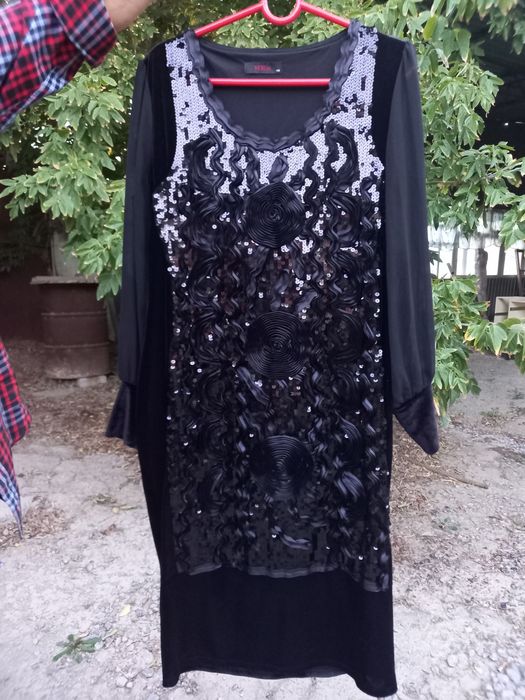 Продам платье, размер 48, черный бархат, впереди пайетки