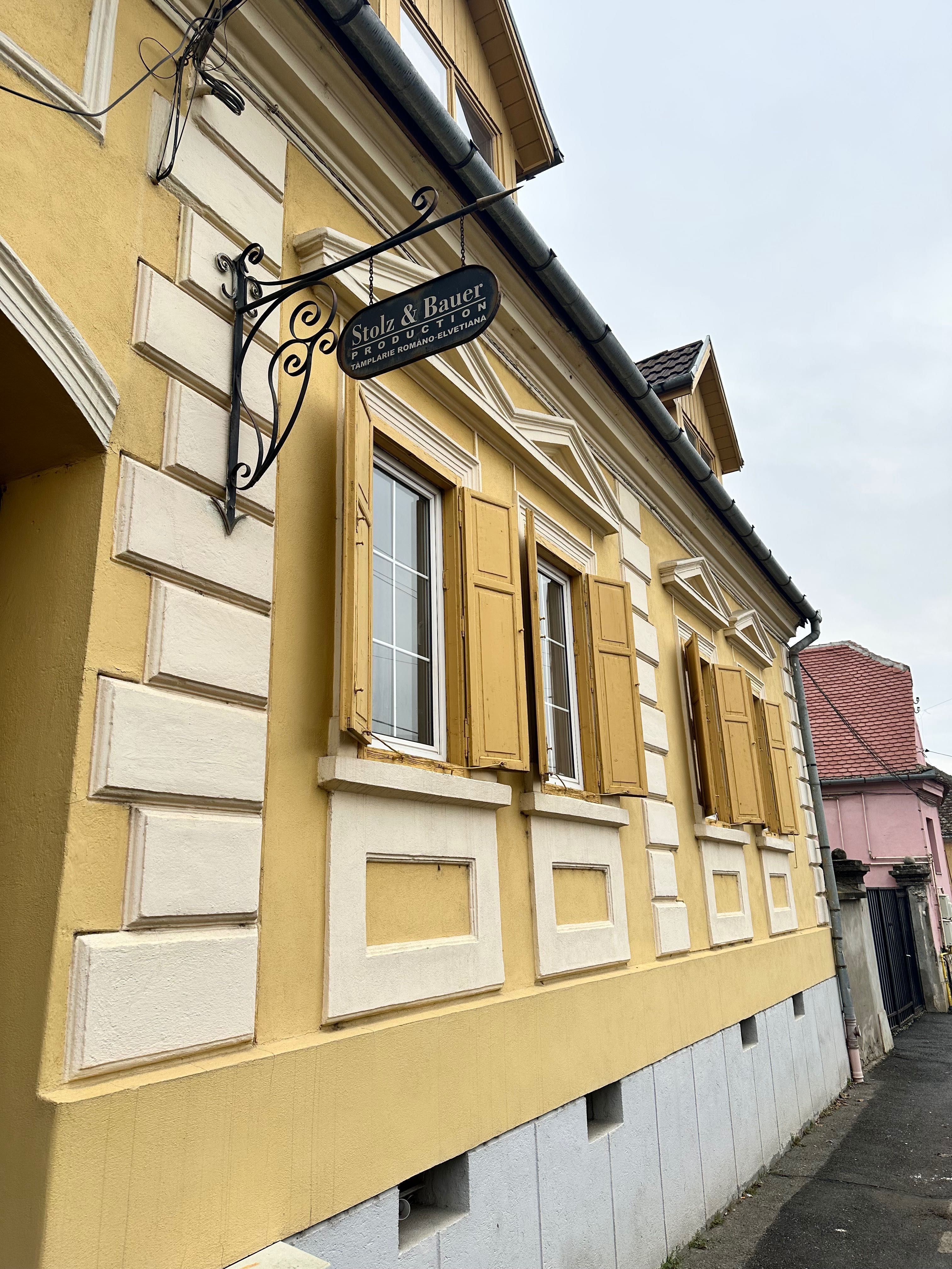 De inchiriat casa in Sibiu, compusa din 2 corpuri de cladire.