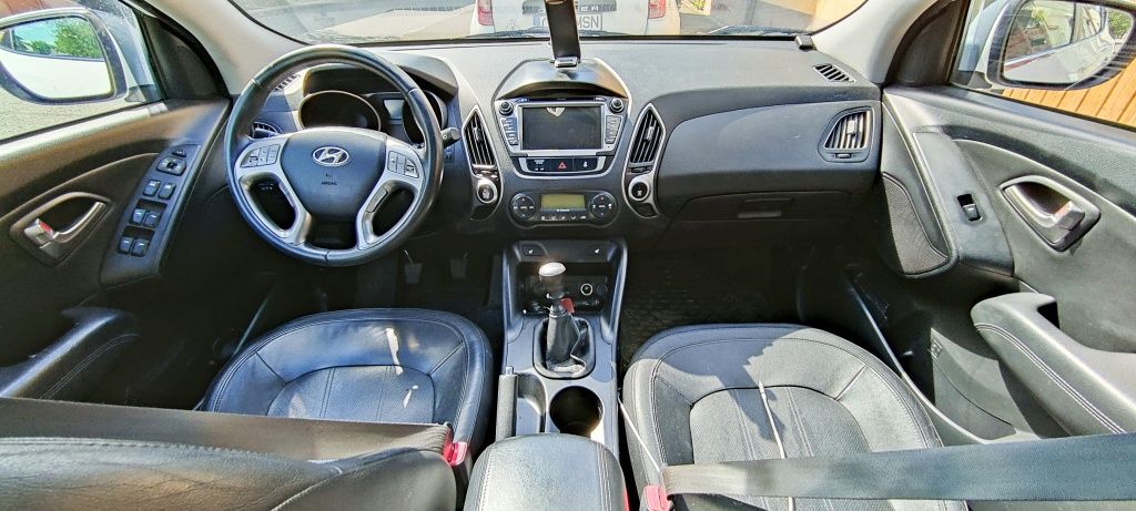 Vând hyundai ix35