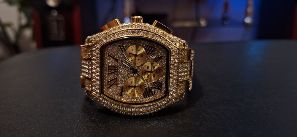 Ceas cu pietre auriu