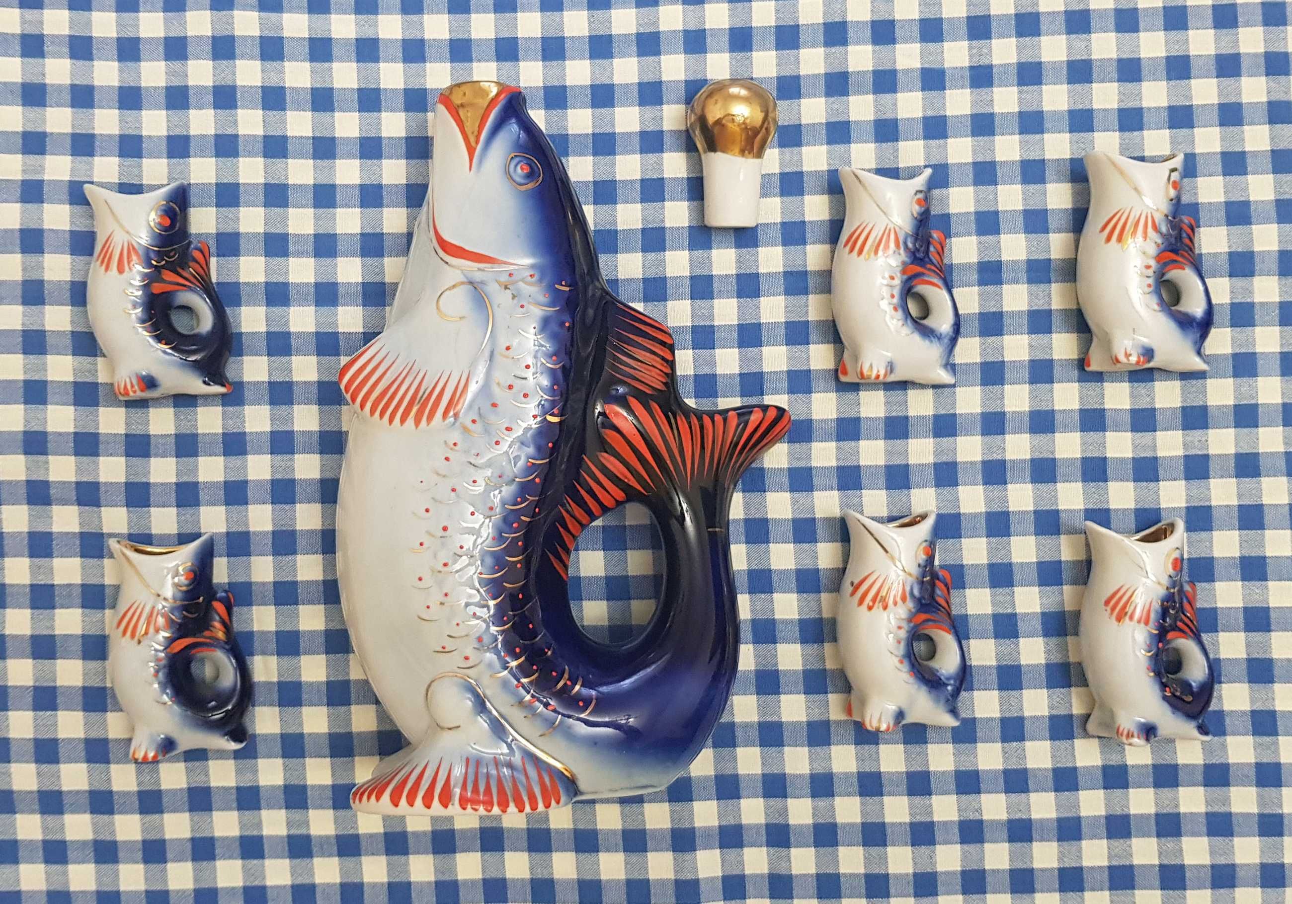 Carafa cu dop si 6 canute in forma de pesti din ceramica pictata