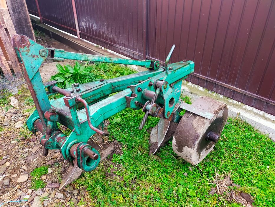 De vânzare  plug 2 brazde  pentru tractor