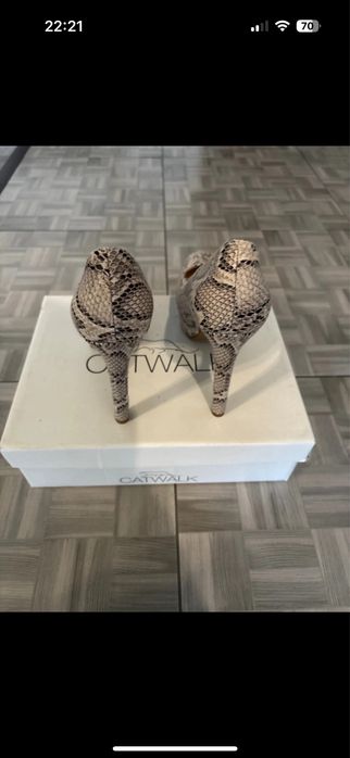 Vand pantofi cu toc eleganti Guess ca noi