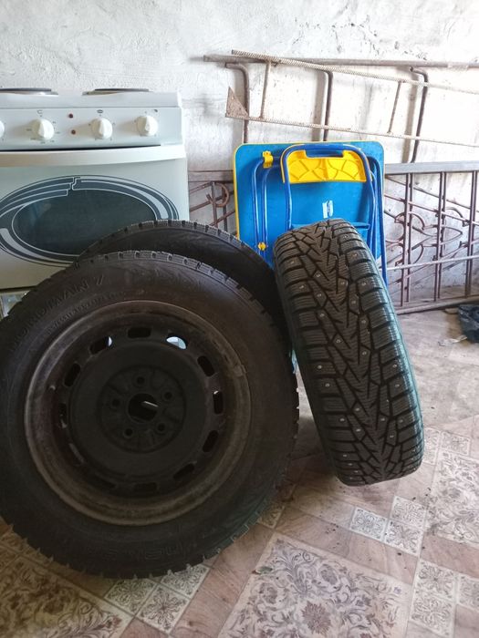 Продам шиповоную зимнею резину