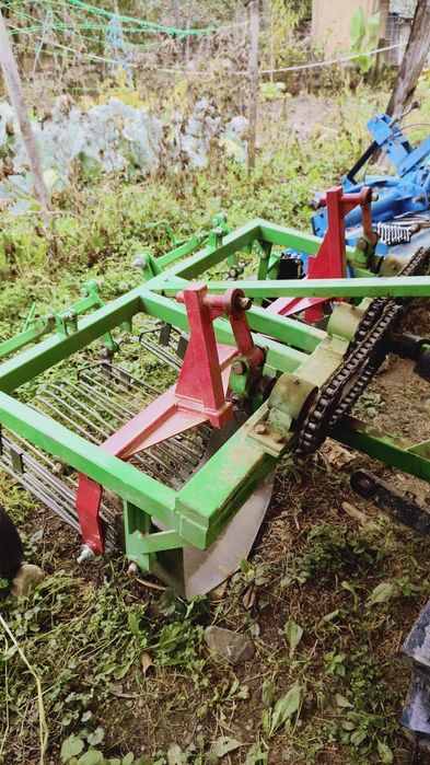 Vând mașina de scos cartofi pe două rânduri prin vibrare