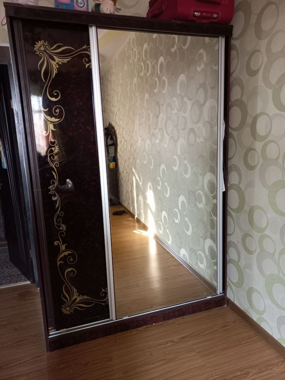 Продаётся мебель для спальни: шкаф и зеркало.