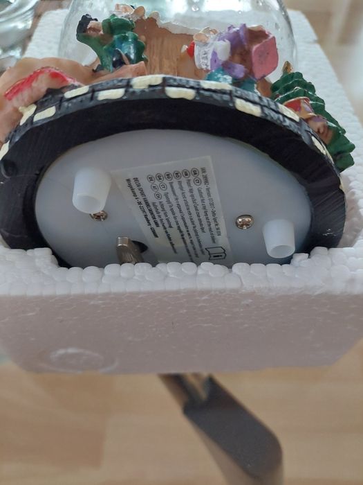 Коледен музикален венец и подарък.