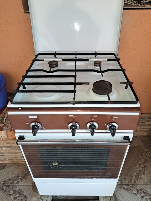 Vand aragaz cu 3 ochiuri si cuptor  cu ceas si furtun