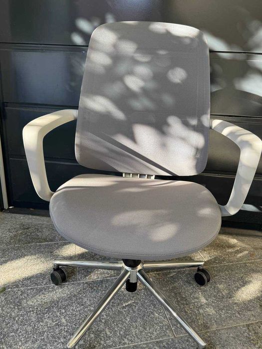 Стол и кресло 16 шт в хорошем состоянии