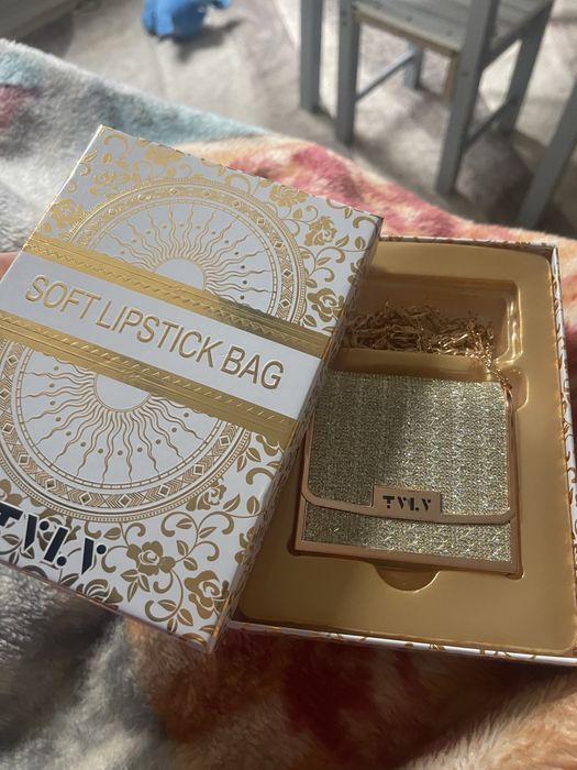 Poseta cu rujuri nouă