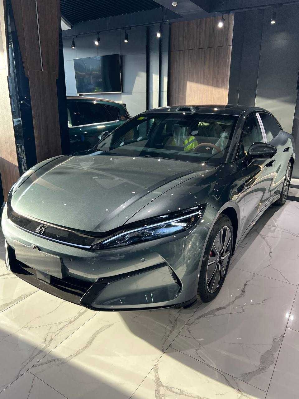 BYD Han L 2-pozitsiya Yashil sotuvda tayyor  680 ta ot kuchi