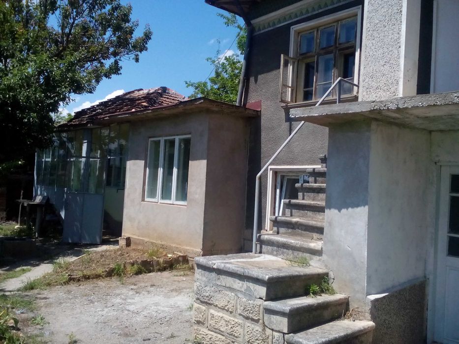 продава къща и земя