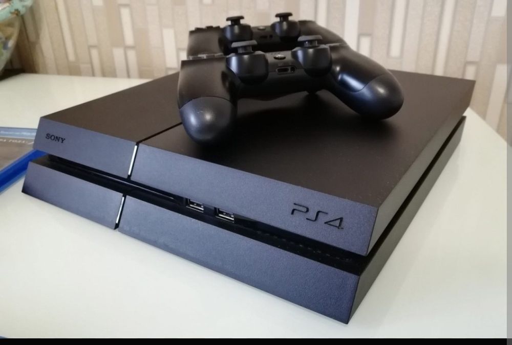 Продам Плей Стейшн 4 Слим на 1 ТВ. , с дисками.