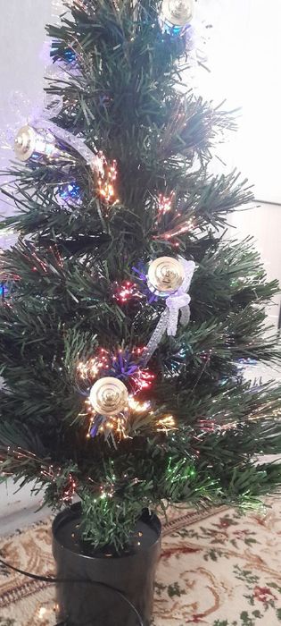 Ёлка новогодняя, с встроенными светящимися веточками