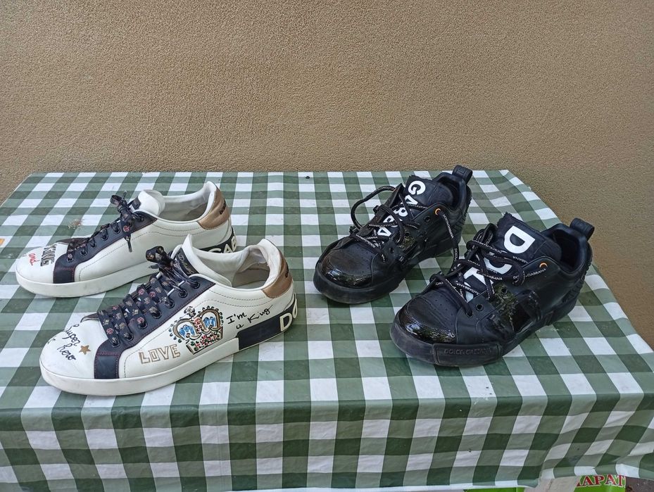 Продавам оригинални два чифта спортни обувкии з апазени43 44 номер