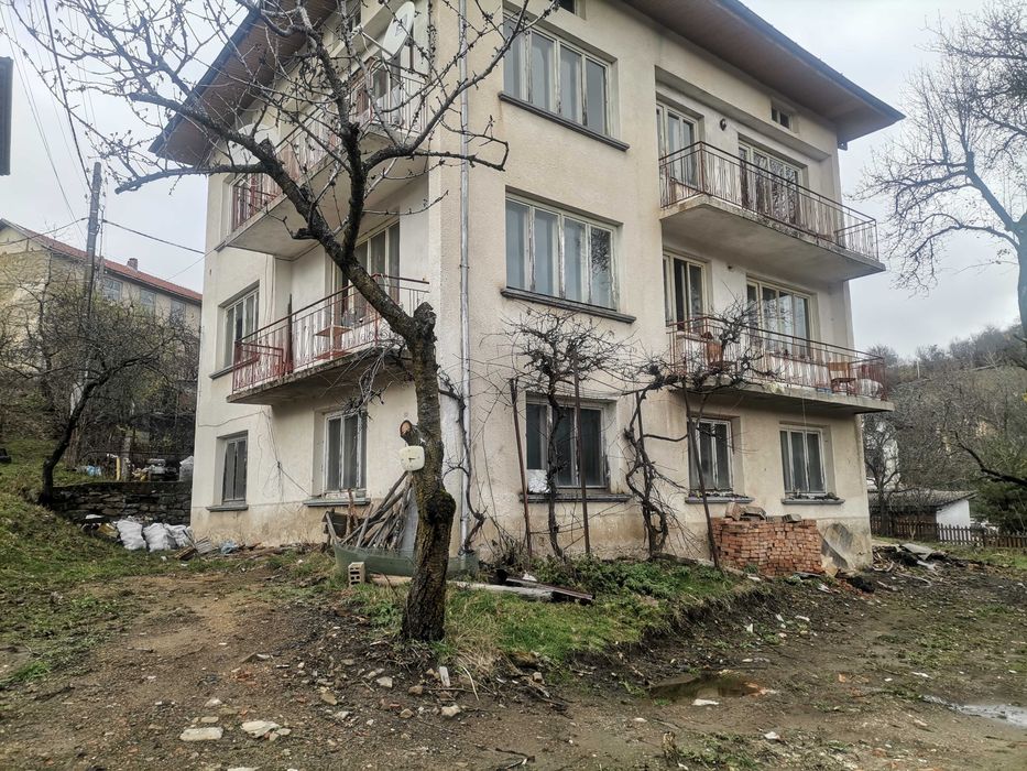 Продавам 3-ри етажна къща с. Момчиловци, на тухла и плочи.