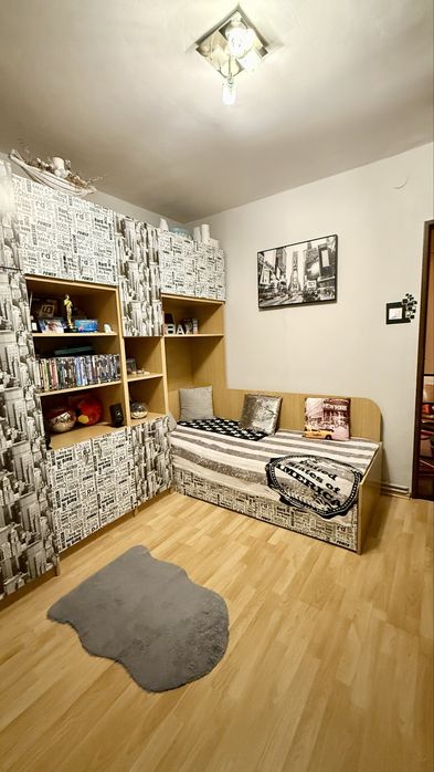 Vând apartament 3 camere - zona Dâmbu