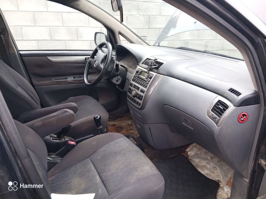 Продавам toyota avensis verso 2000 кубика 116 коня на части