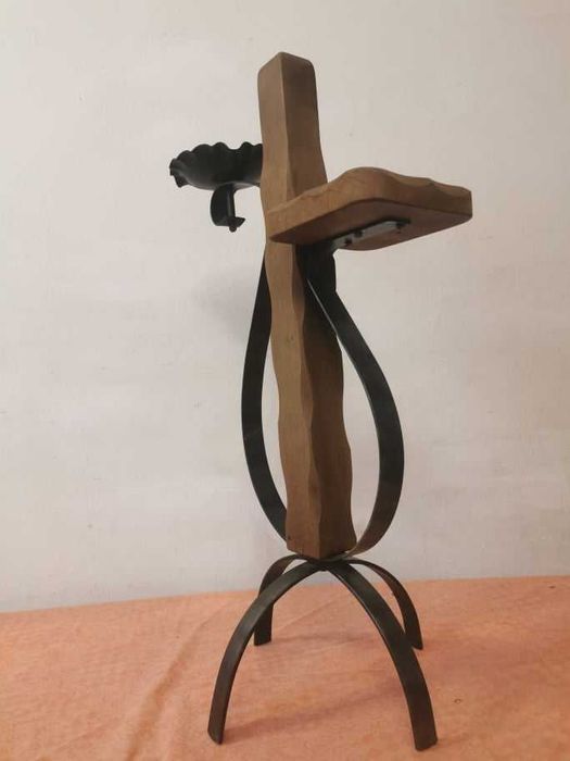 Scrumiera pe suport de flori