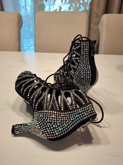 Ghetute/Pantofi dans noi marimea 37, talpa de dans toc 7 cm.