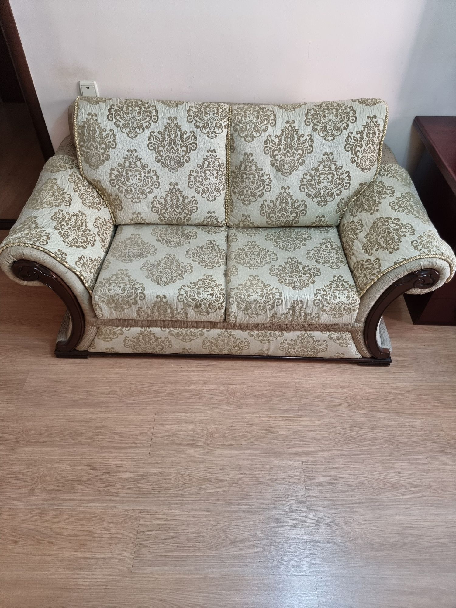 Срочно продам софу и кресло