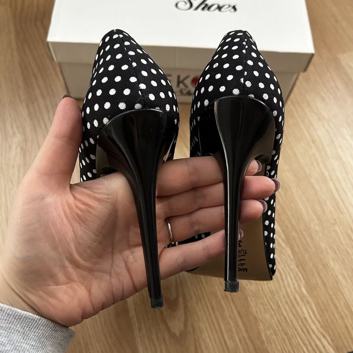 Pantofi stiletto cu buline