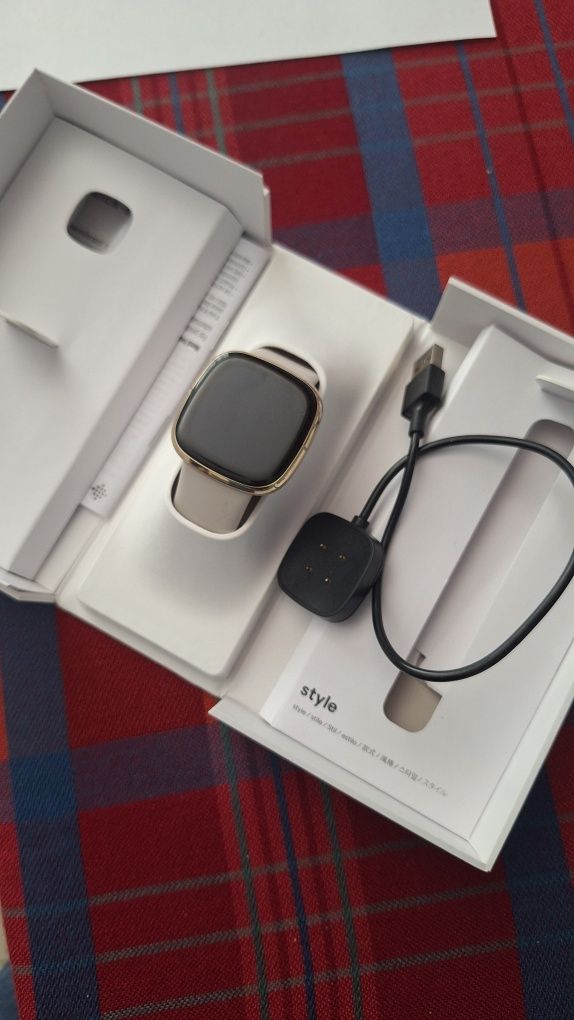 Fitbit sense смартчасовник